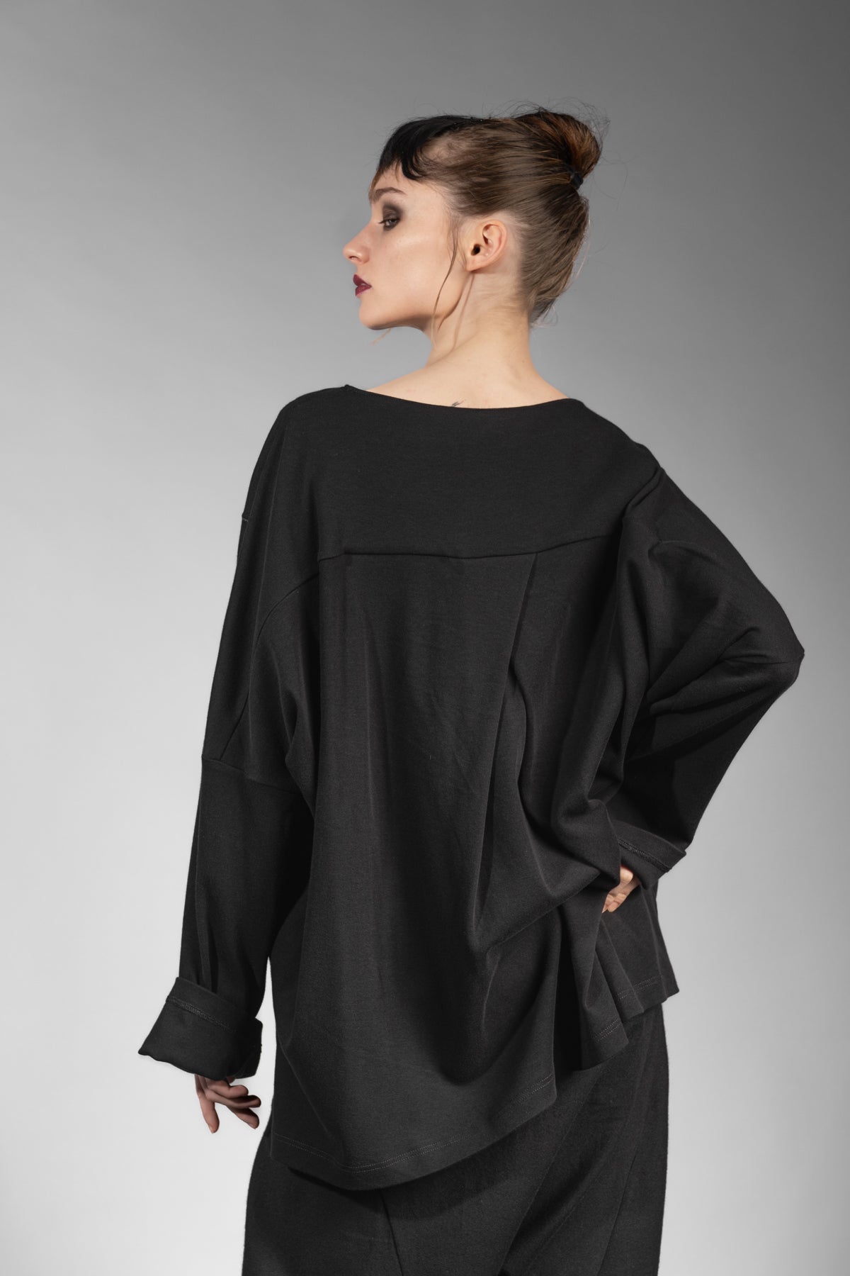 eigensinnig wien | Rosa | Extravaganter Designer Oversize Pullover in Schwarz