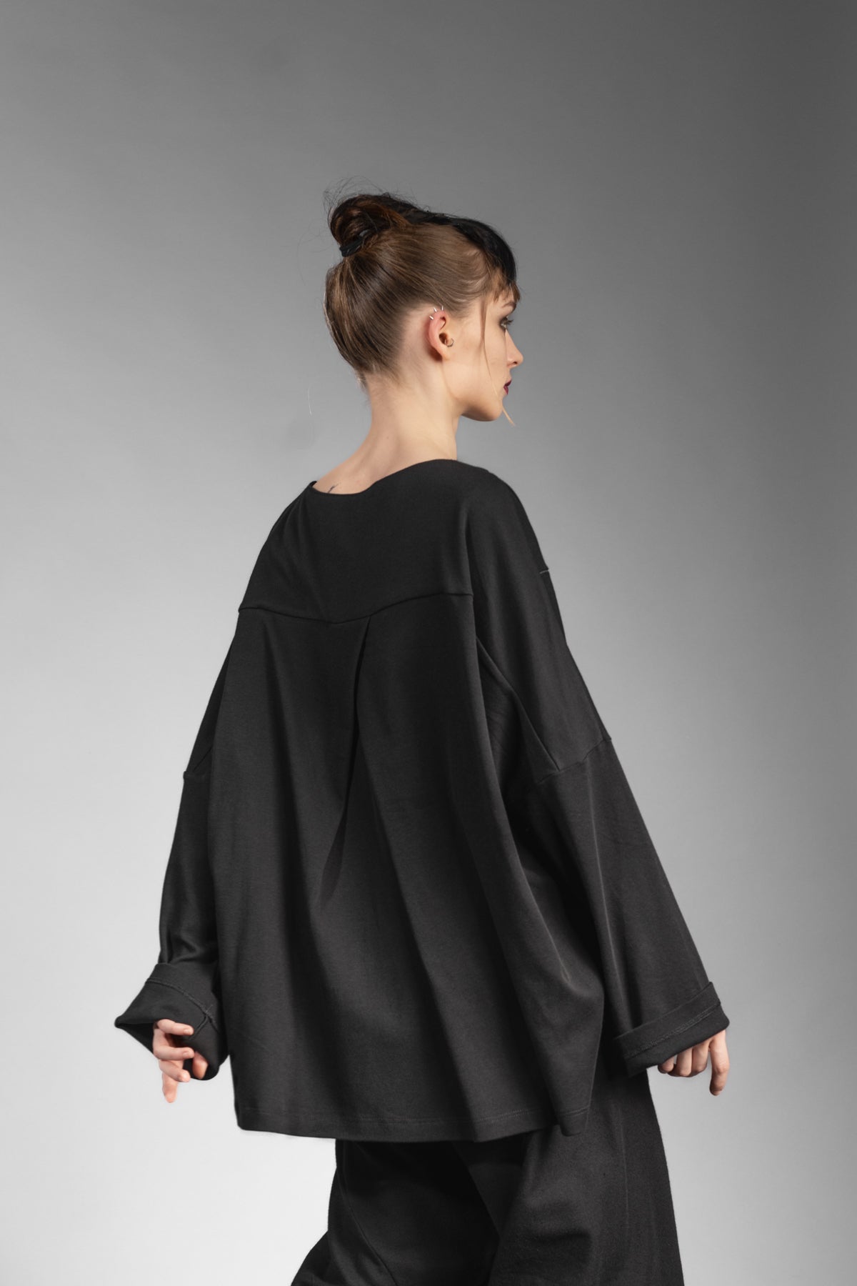 eigensinnig wien | Rosa | Extravaganter Designer Oversize Pullover in Schwarz