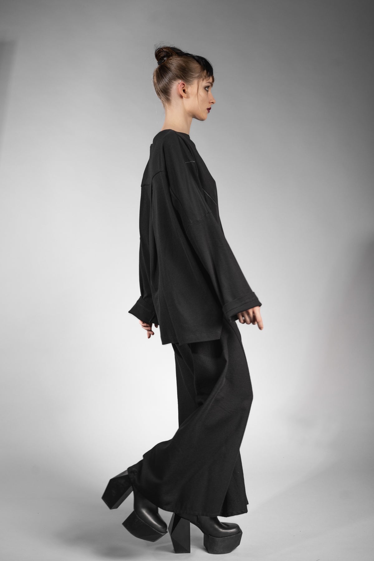 eigensinnig wien | Rosa | Extravaganter Designer Oversize Pullover in Schwarz