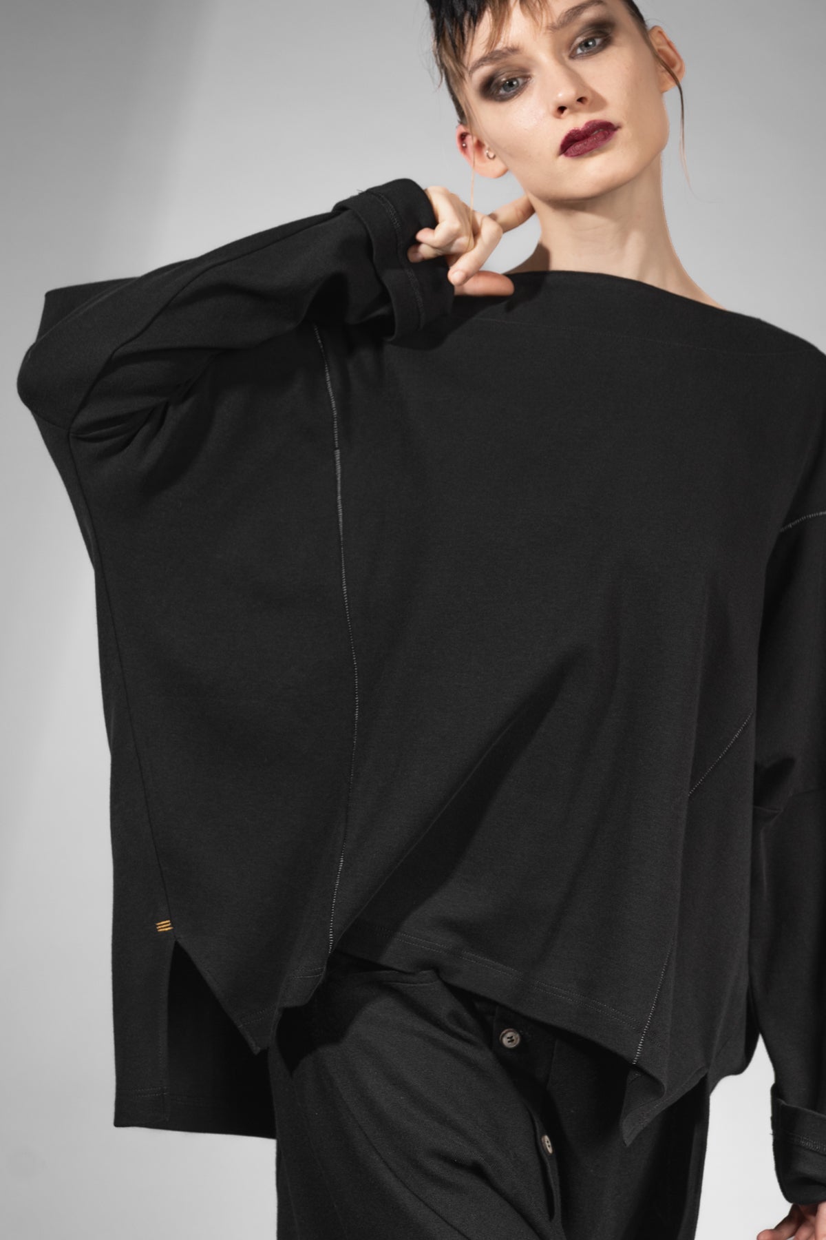 eigensinnig wien | Rosa | Extravaganter Designer Oversize Pullover in Schwarz