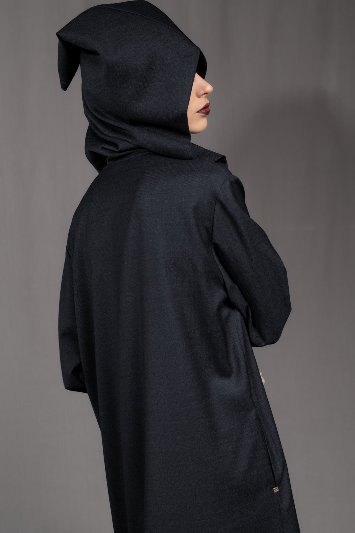 eigensinnig wien | Rübezahl | Nachtblauer Hooded Gown mit Schal aus Seide/Wolle