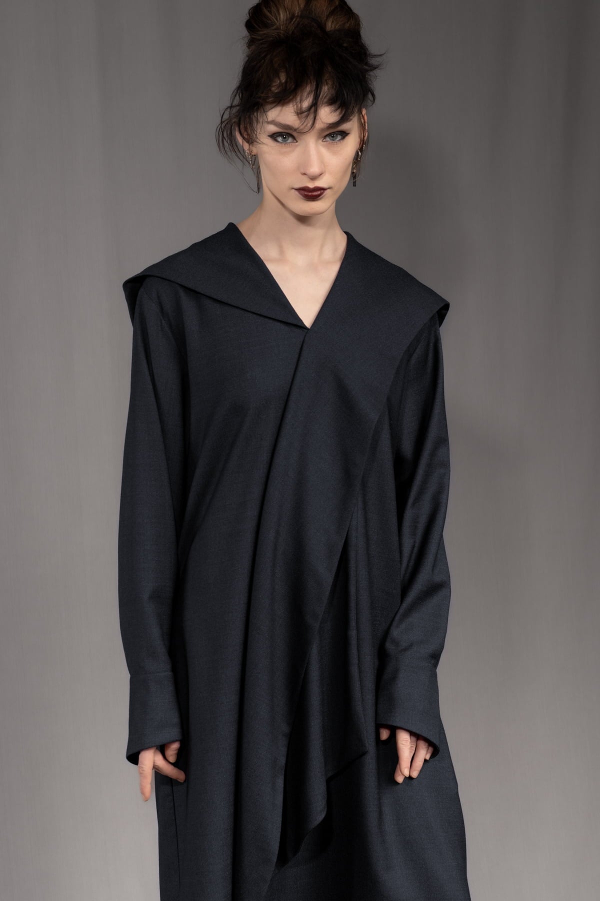 eigensinnig wien | Rübezahl | Nachtblauer Hooded Gown mit Schal aus Seide/Wolle