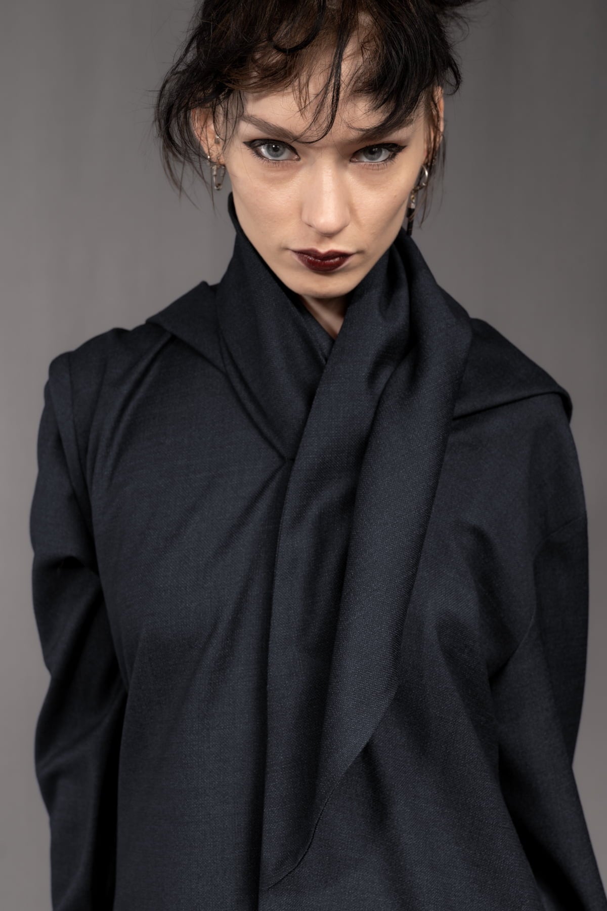 eigensinnig wien | Rübezahl | Nachtblauer Hooded Gown mit Schal aus Seide/Wolle