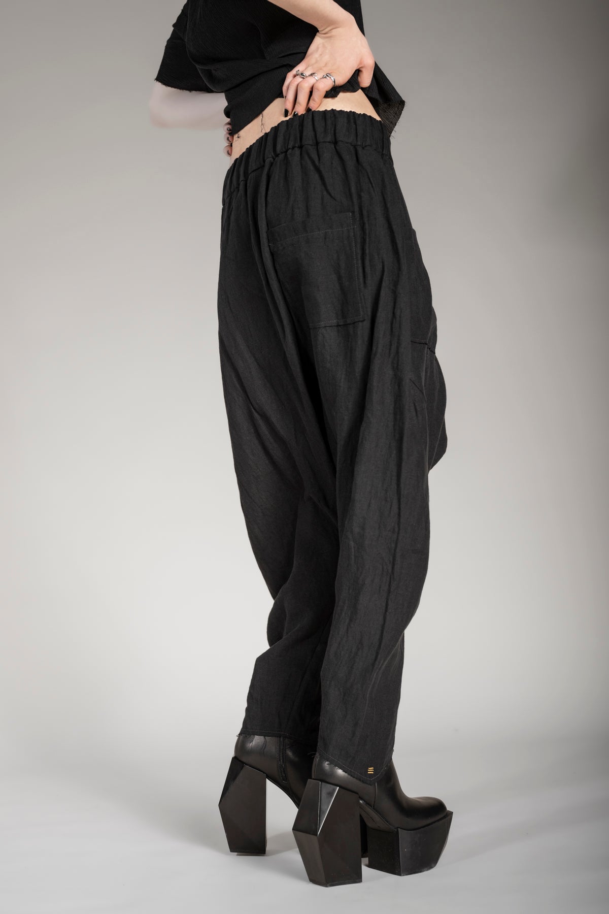 eigensinnig wien | Russell | Außergewöhnliche Cropped Drop Crotch Pants aus Leinen