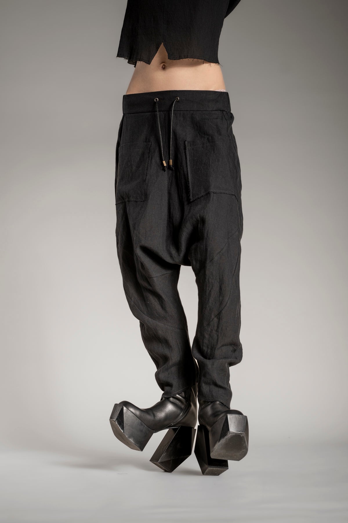 eigensinnig wien | Russell | Außergewöhnliche Cropped Drop Crotch Pants aus Leinen