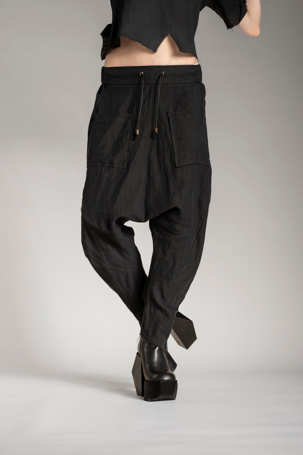 eigensinnig wien | Russell | Außergewöhnliche Cropped Drop Crotch Pants aus Leinen