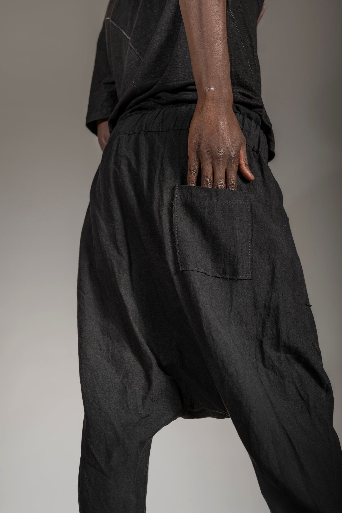 eigensinnig wien | Russell | Außergewöhnliche Cropped Drop Crotch Pants aus Leinen