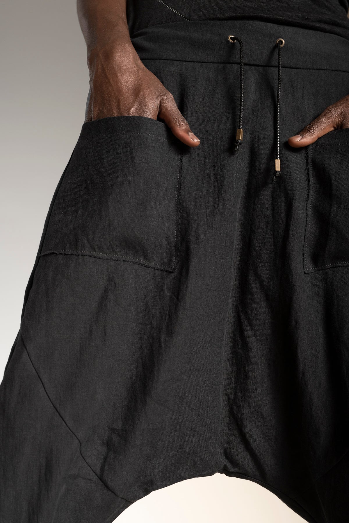 eigensinnig wien | Russell | Außergewöhnliche Cropped Drop Crotch Pants aus Leinen