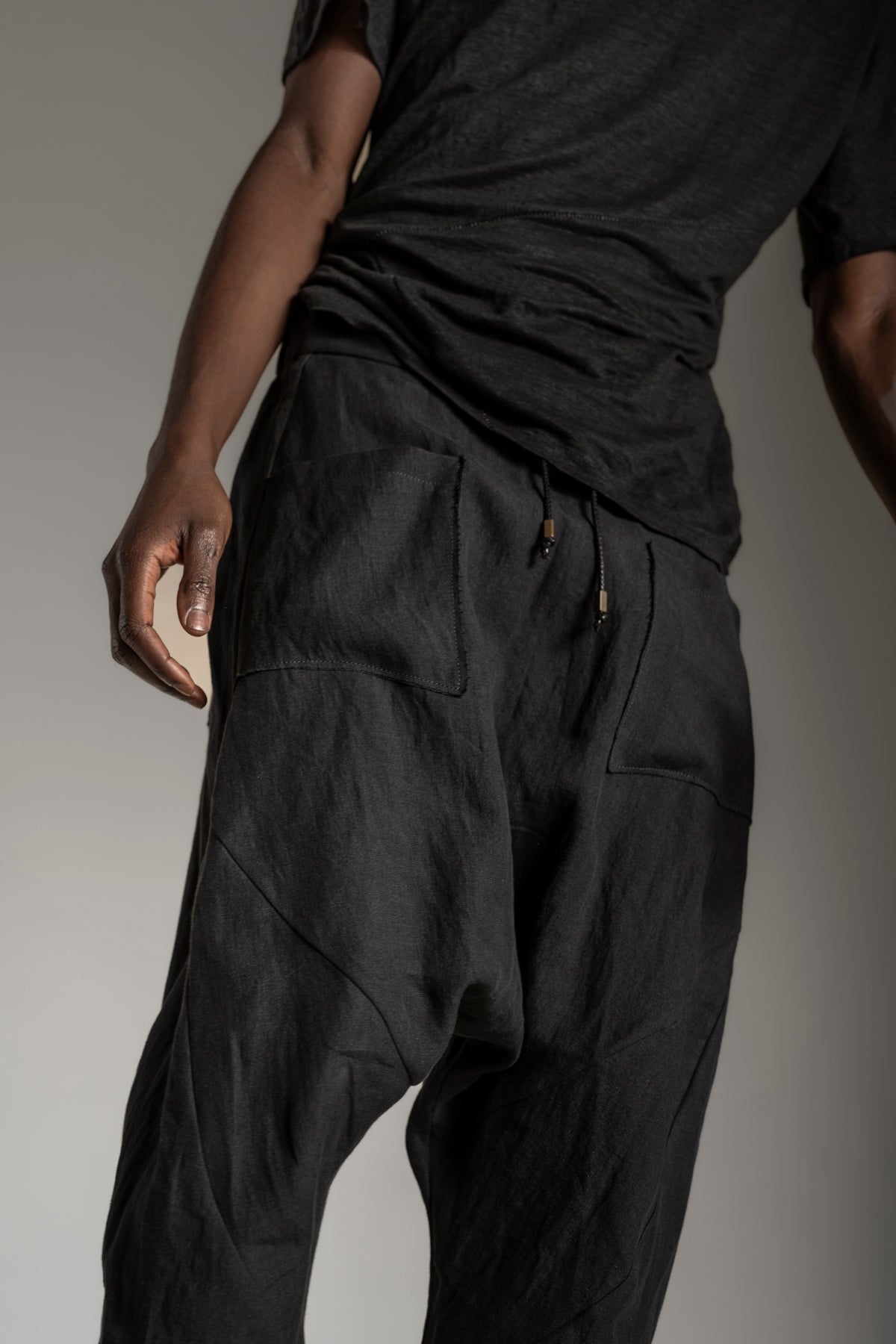 eigensinnig wien | Russell | Außergewöhnliche Cropped Drop Crotch Pants aus Leinen