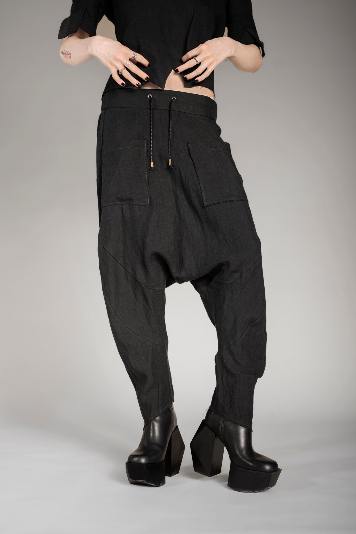 eigensinnig wien | Russell | Außergewöhnliche Cropped Drop Crotch Pants aus Leinen