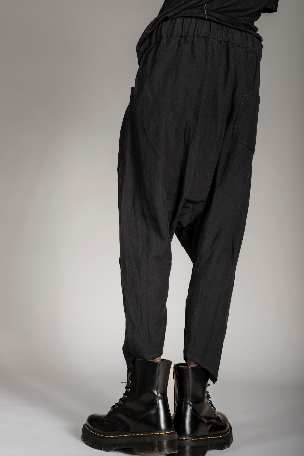 eigensinnig wien | Russell | Außergewöhnliche Cropped Drop Crotch Pants aus Leinen
