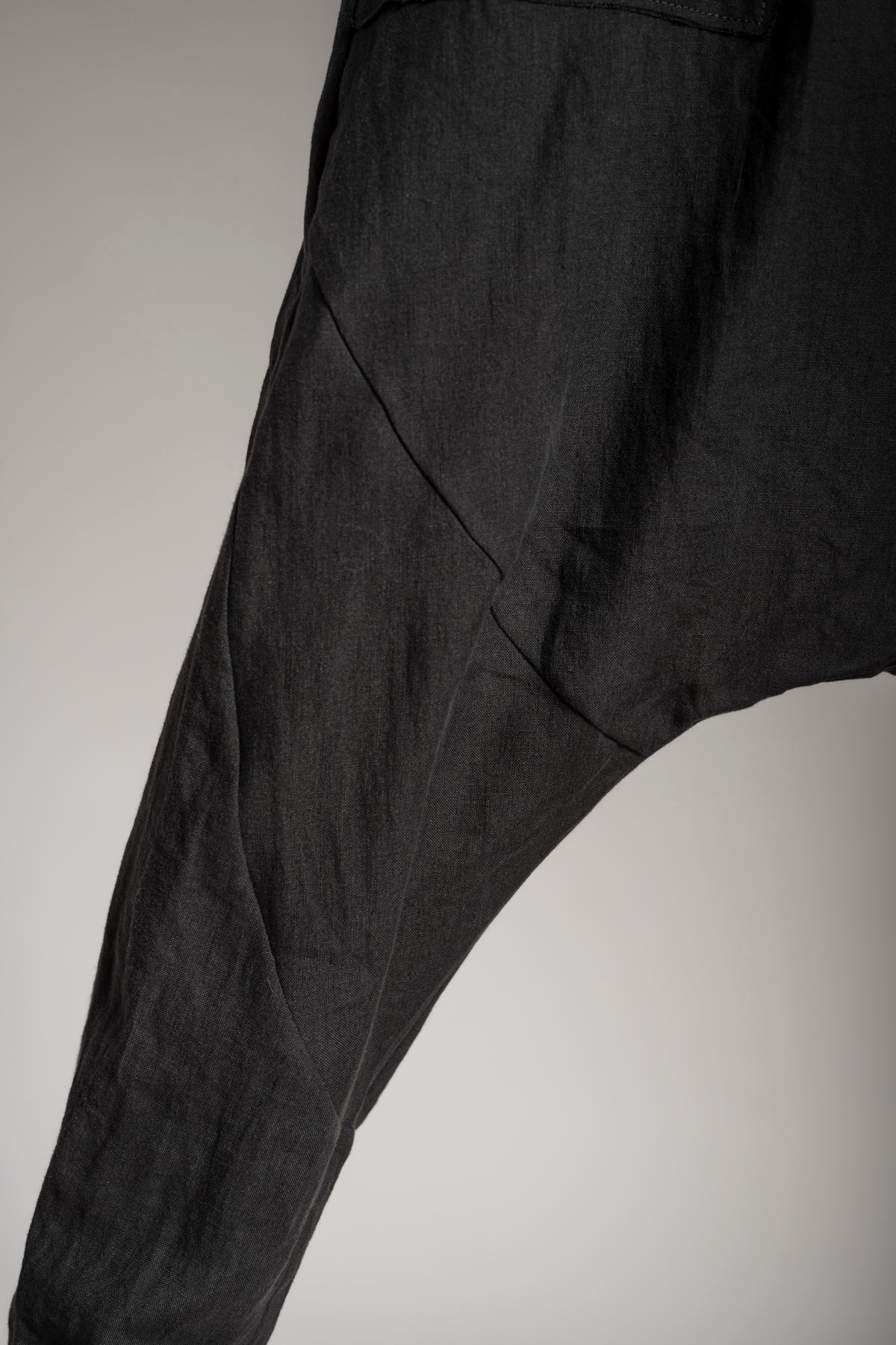 eigensinnig wien | Russell | Außergewöhnliche Cropped Drop Crotch Pants aus Leinen