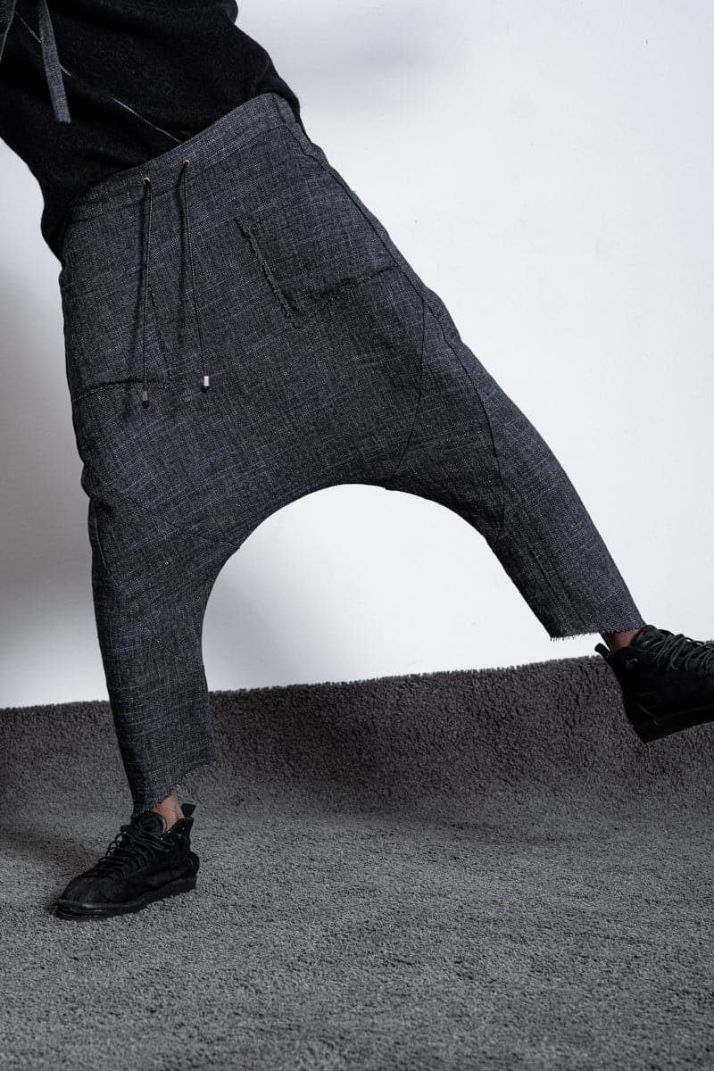 eigensinnig wien | Russell | Avantgarde Sarouel Hose mit tiefem Schritt in Leinen und Wolle in anthrazit