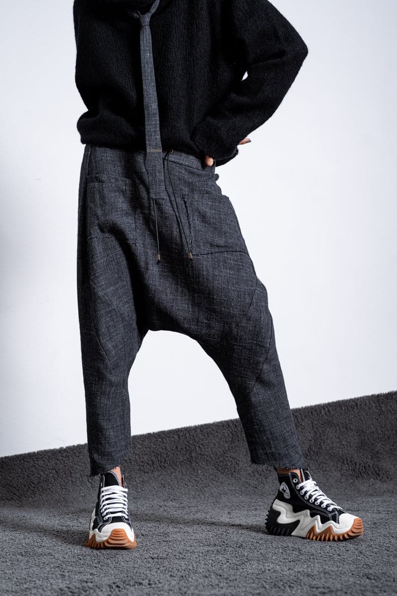 eigensinnig wien | Russell | Avantgarde Sarouel Hose mit tiefem Schritt in Leinen und Wolle in anthrazit