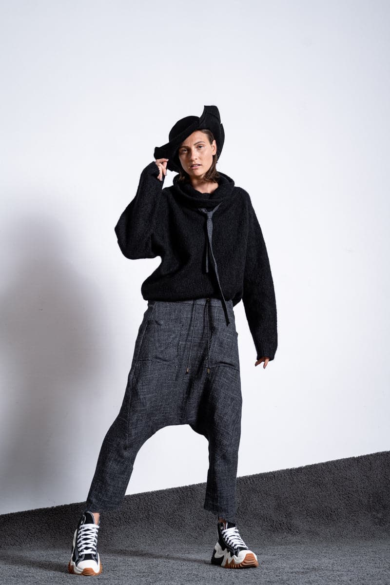 eigensinnig wien | Russell | Avantgarde Sarouel Hose mit tiefem Schritt in Leinen und Wolle in anthrazit
