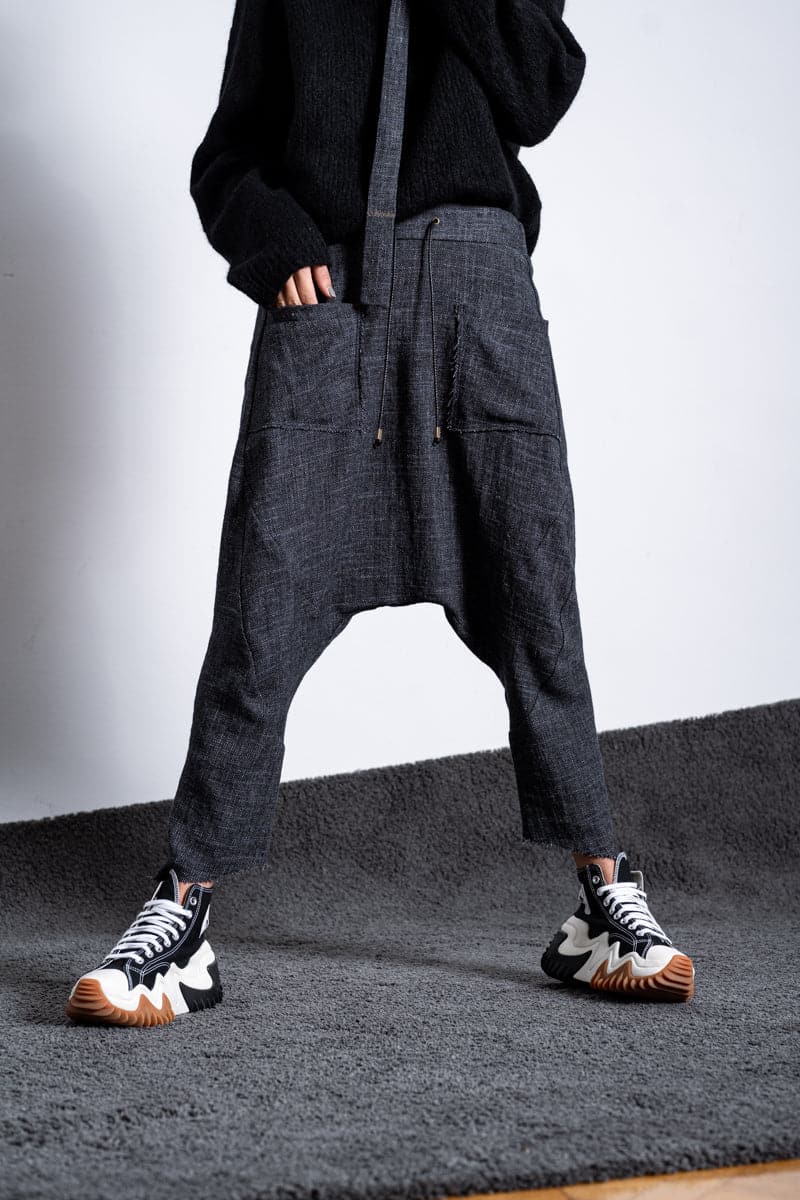 eigensinnig wien | Russell | Avantgarde Sarouel Hose mit tiefem Schritt in Leinen und Wolle in anthrazit