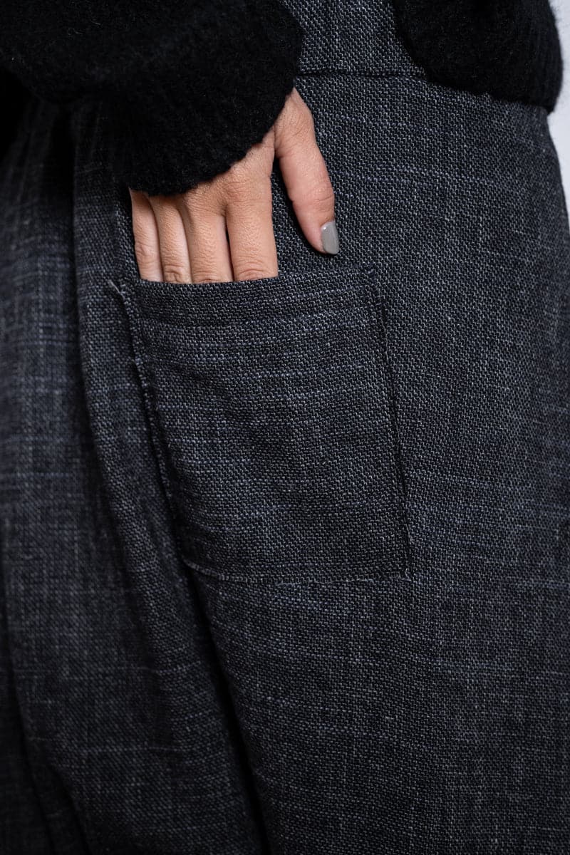 eigensinnig wien | Russell | Avantgarde Sarouel Hose mit tiefem Schritt in Leinen und Wolle in anthrazit