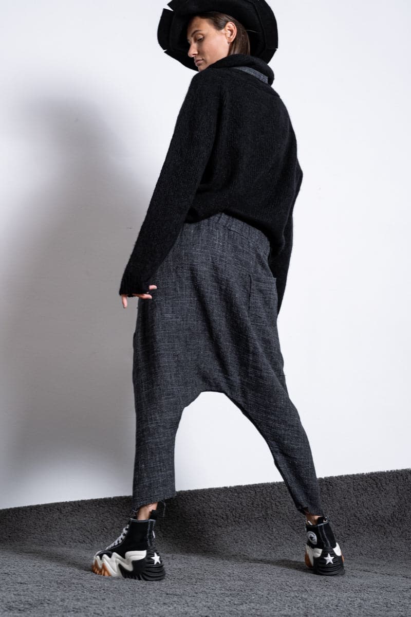eigensinnig wien | Russell | Avantgarde Sarouel Hose mit tiefem Schritt in Leinen und Wolle in anthrazit
