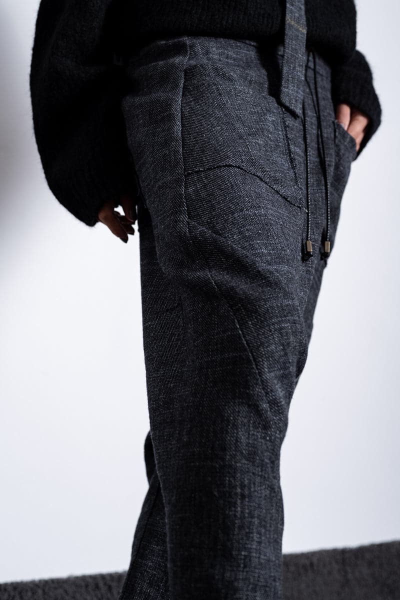 eigensinnig wien | Russell | Avantgarde Sarouel Hose mit tiefem Schritt in Leinen und Wolle in anthrazit