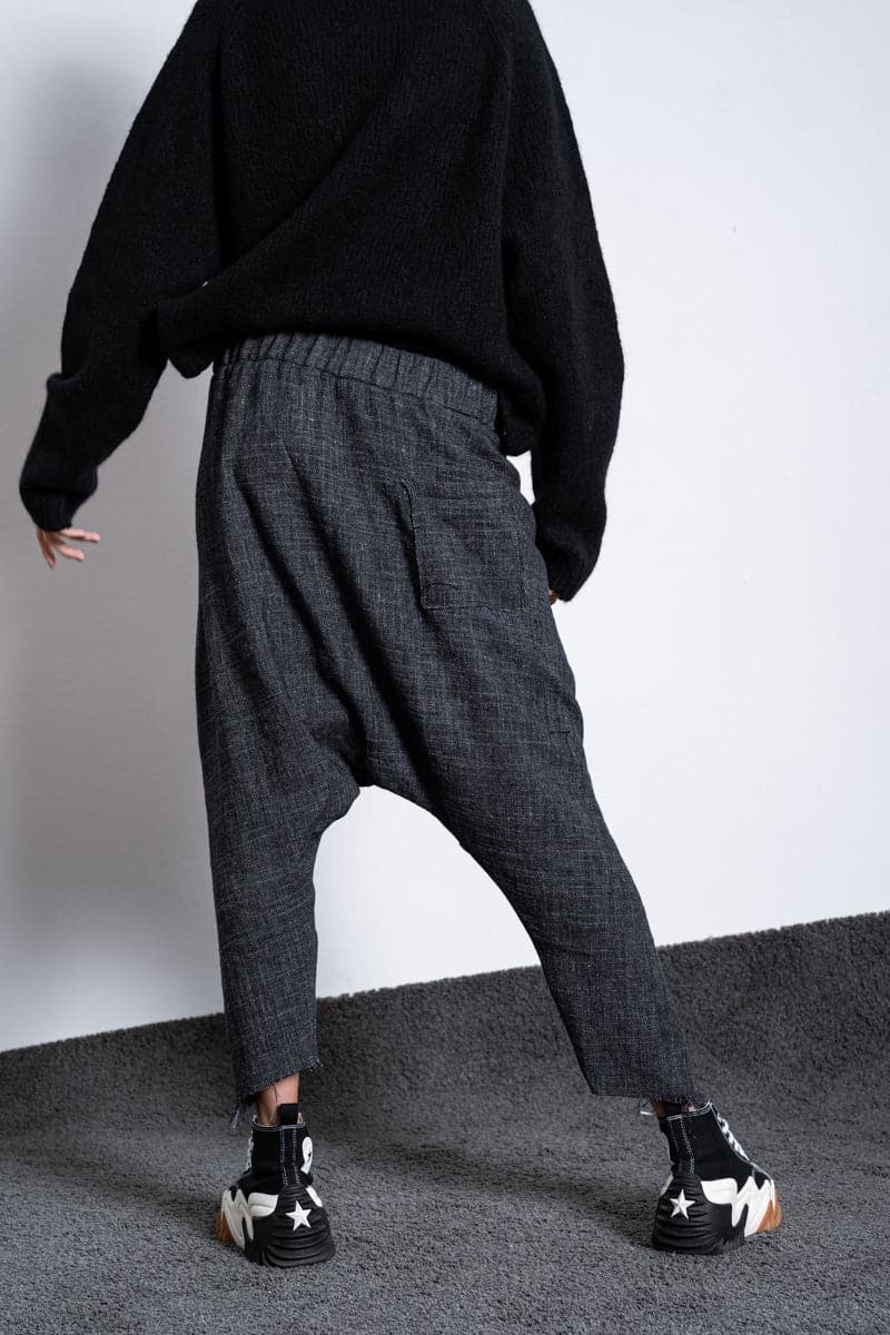 eigensinnig wien | Russell | Avantgarde Sarouel Hose mit tiefem Schritt in Leinen und Wolle in anthrazit