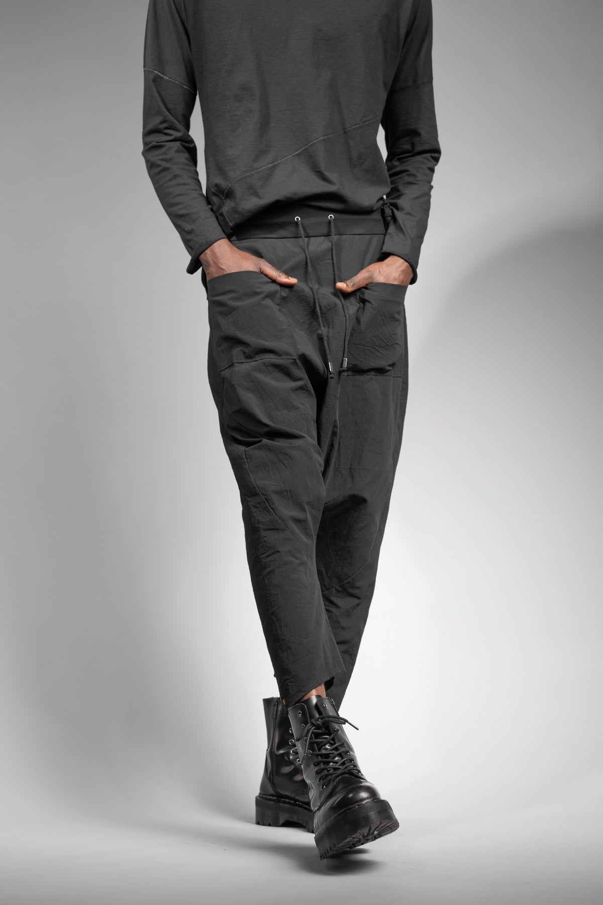 eigensinnig wien | Russell | Schwarze Designer Cropped Drop Crotch Pants aus japanischer Baumwolle