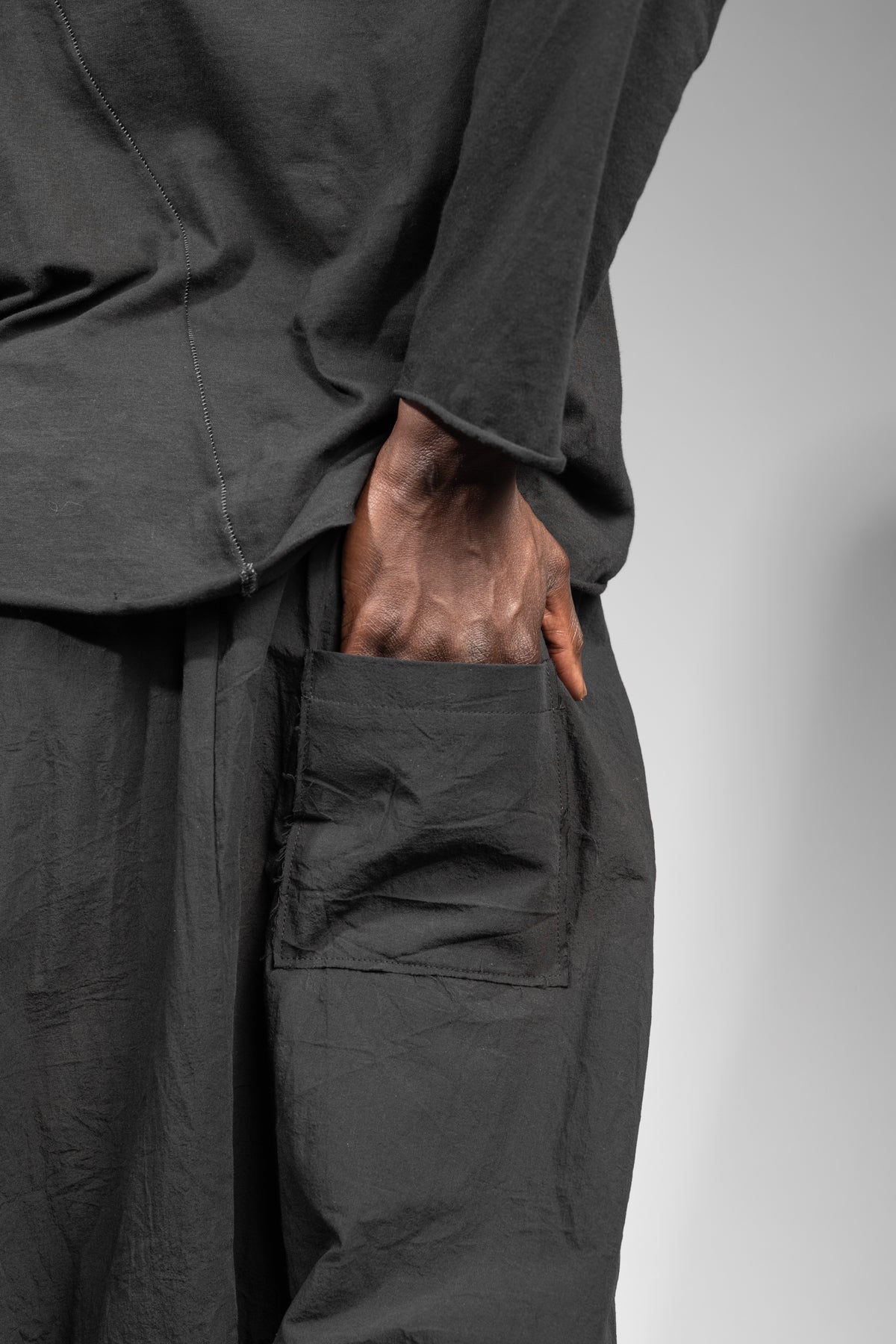 eigensinnig wien | Russell | Schwarze Designer Cropped Drop Crotch Pants aus japanischer Baumwolle