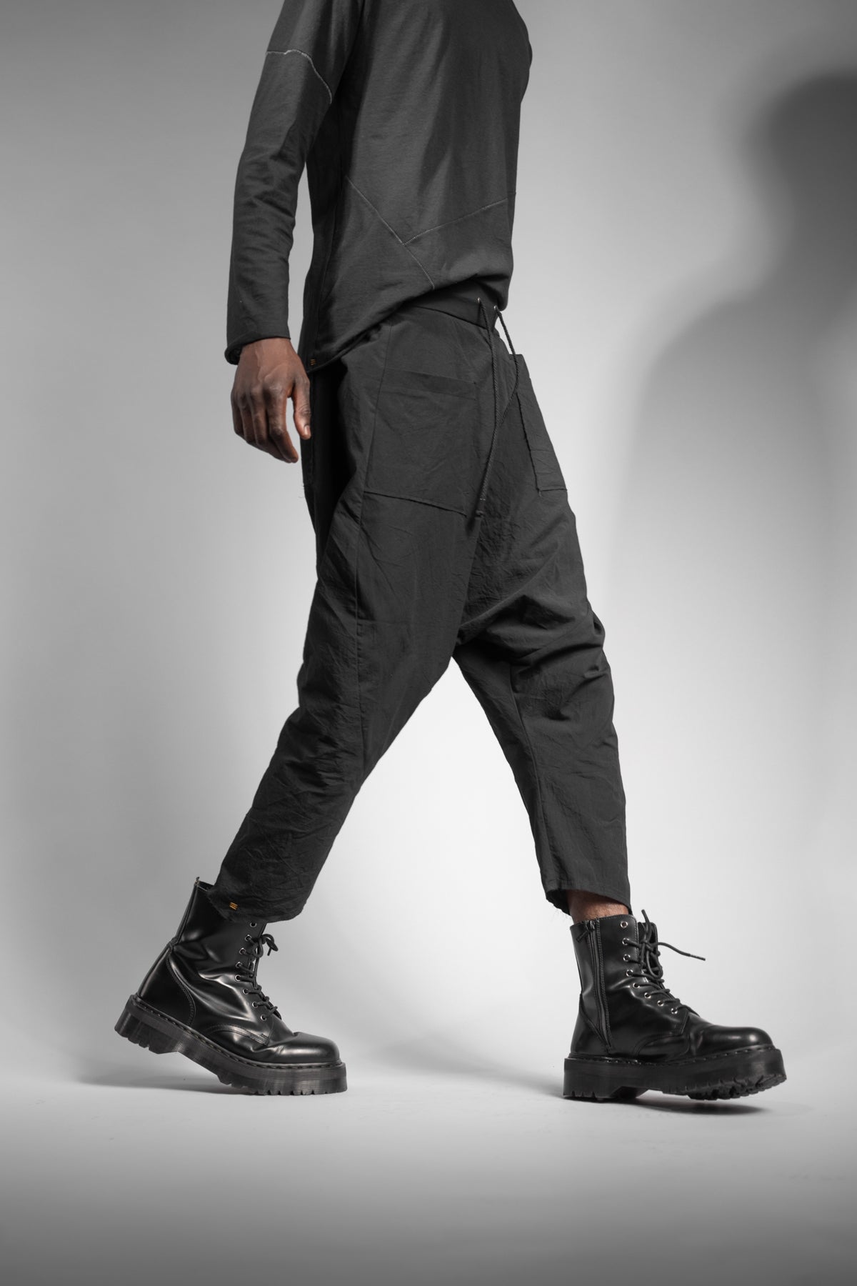 eigensinnig wien | Russell | Schwarze Designer Cropped Drop Crotch Pants aus japanischer Baumwolle