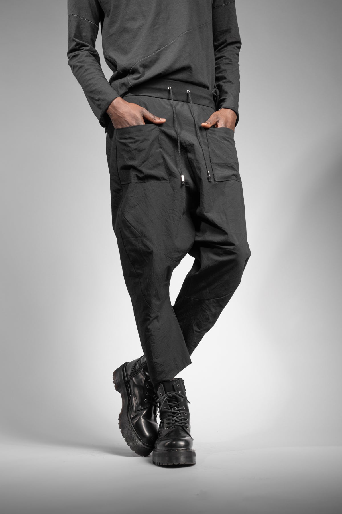 eigensinnig wien | Russell | Schwarze Designer Cropped Drop Crotch Pants aus japanischer Baumwolle