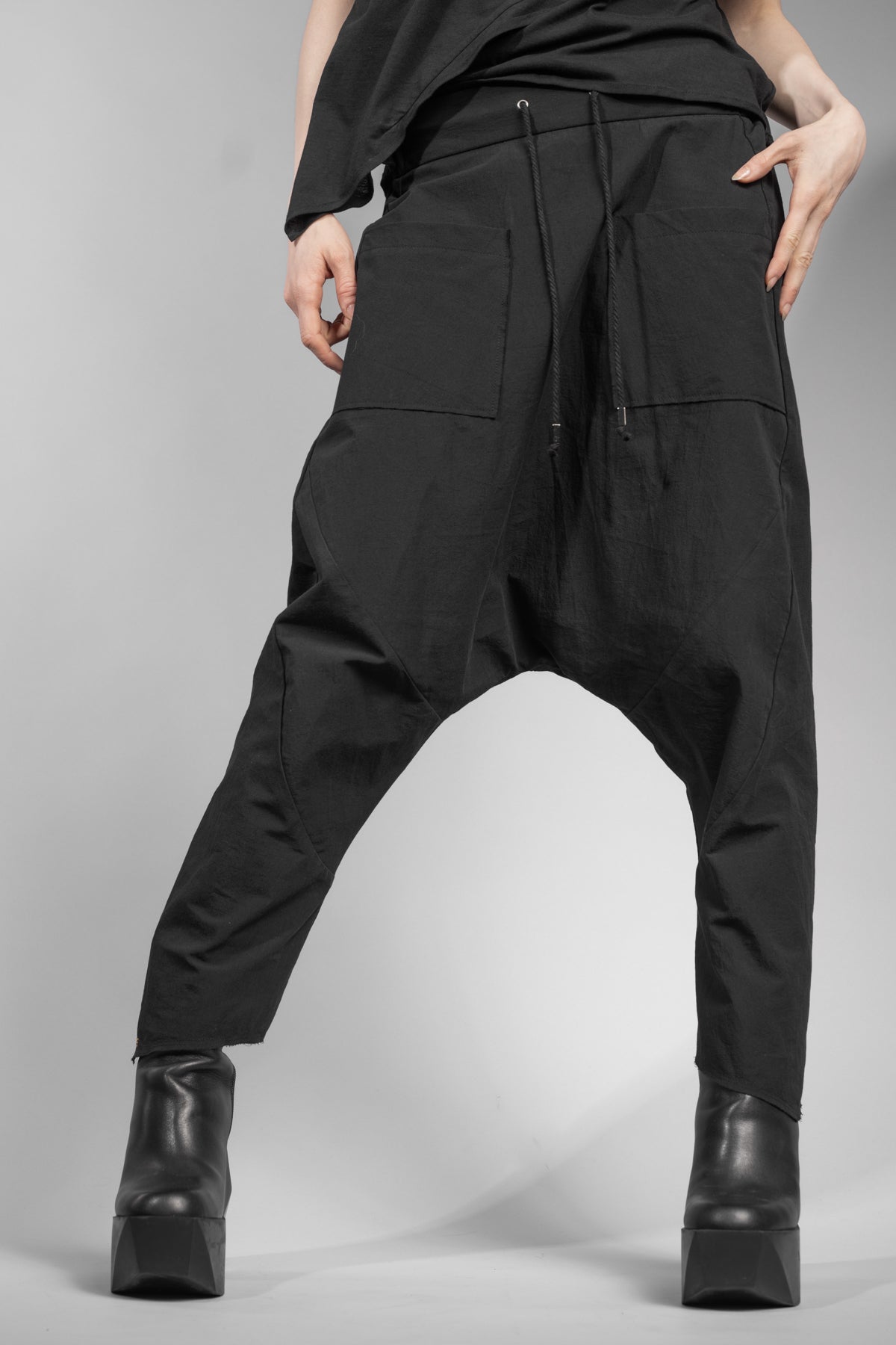 eigensinnig wien | Russell | Schwarze Designer Cropped Drop Crotch Pants aus japanischer Baumwolle