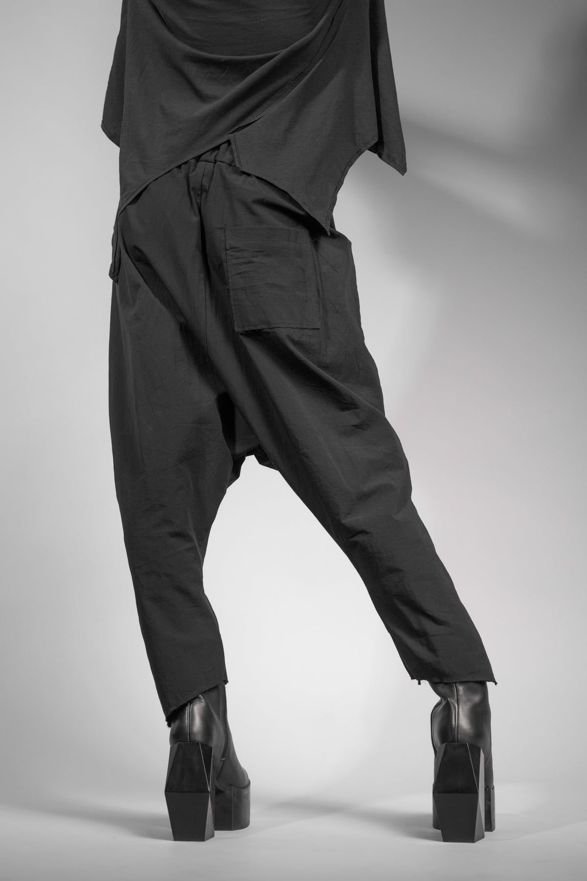 eigensinnig wien | Russell | Schwarze Designer Cropped Drop Crotch Pants aus japanischer Baumwolle