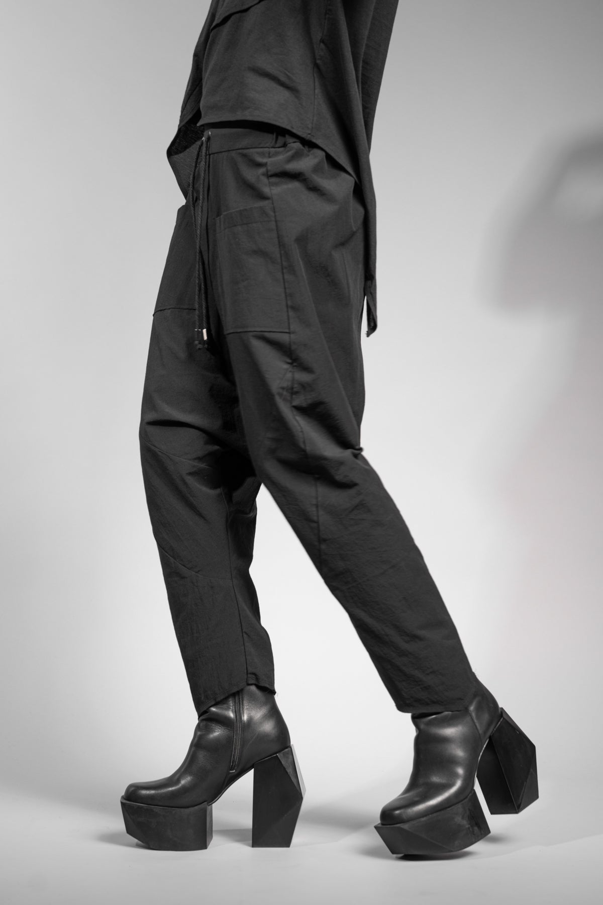 eigensinnig wien | Russell | Schwarze Designer Cropped Drop Crotch Pants aus japanischer Baumwolle