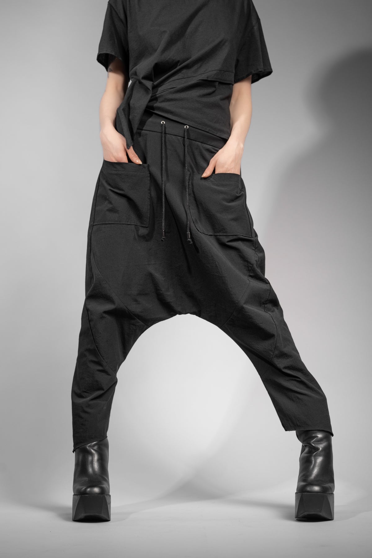 eigensinnig wien | Russell | Schwarze Designer Cropped Drop Crotch Pants aus japanischer Baumwolle