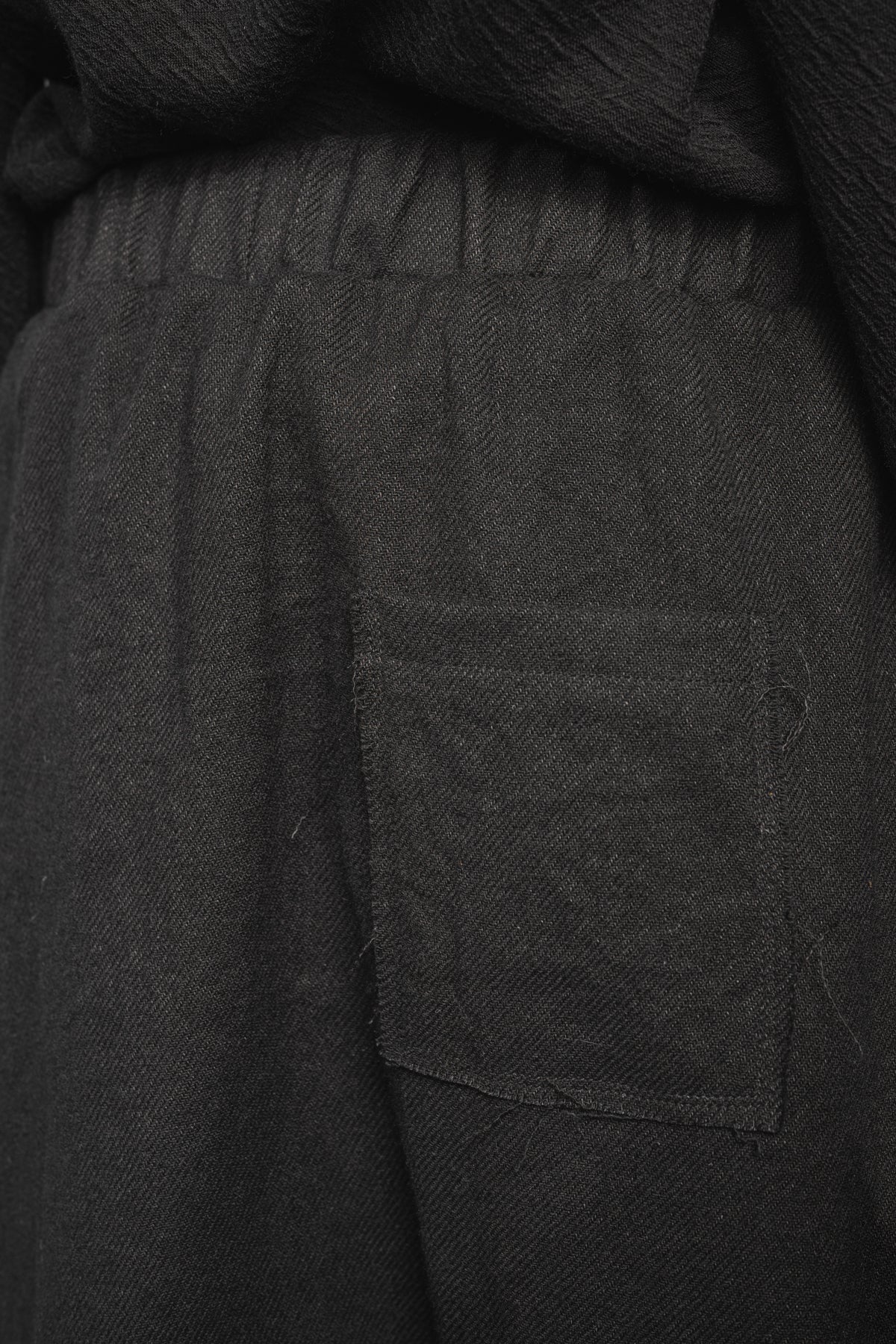 eigensinnig wien | Russell | Schwarze Designer Woll-Cropped Drop Crotch Pants