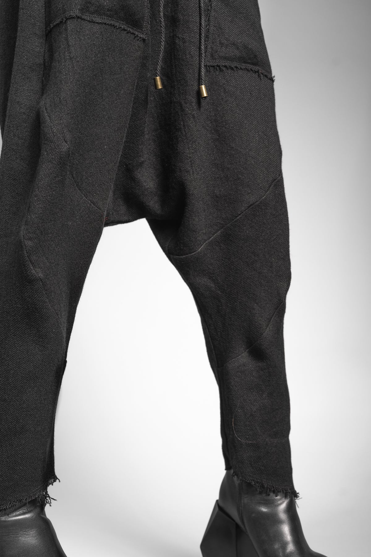 eigensinnig wien | Russell | Schwarze Designer Woll-Cropped Drop Crotch Pants