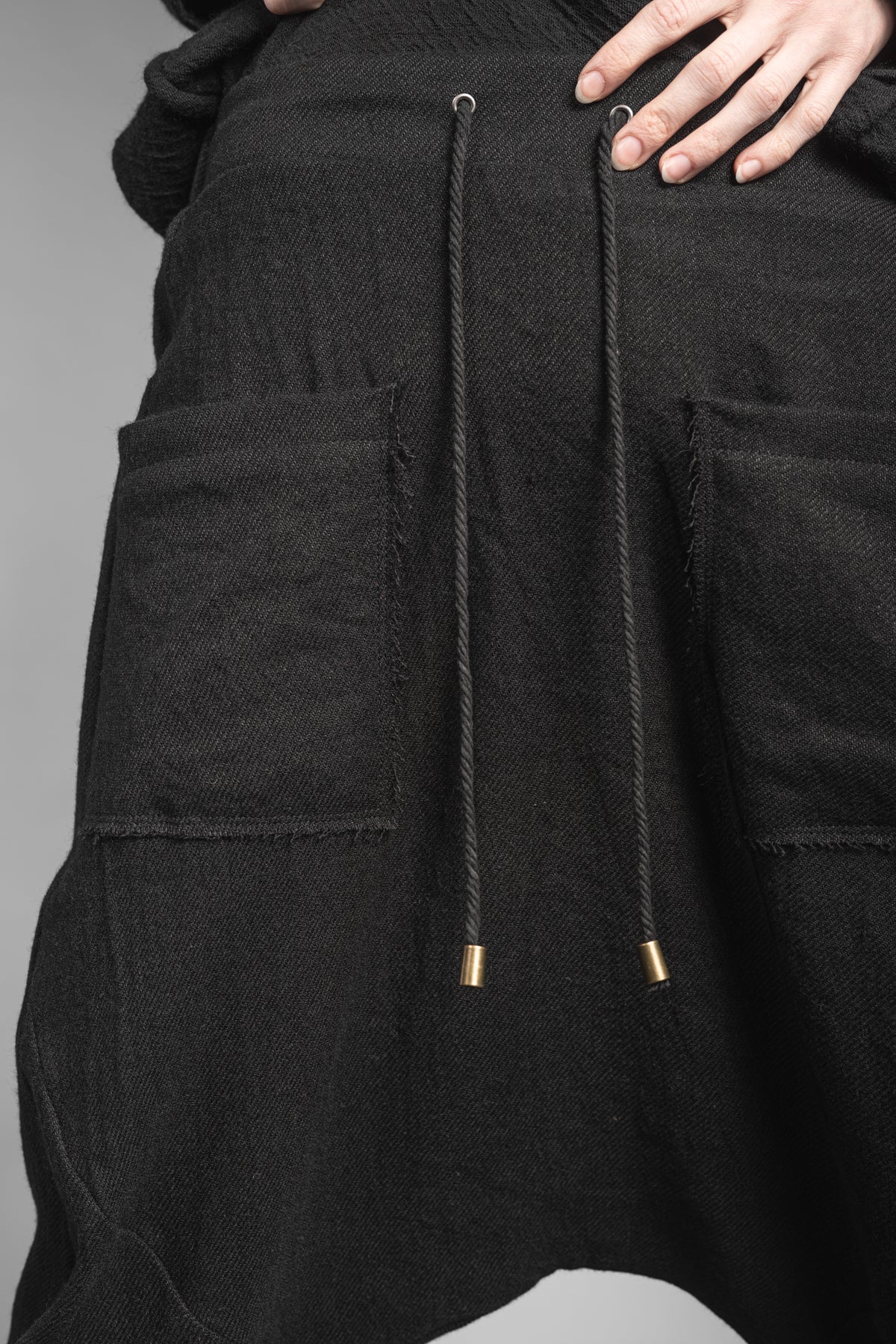 eigensinnig wien | Russell | Schwarze Designer Woll-Cropped Drop Crotch Pants