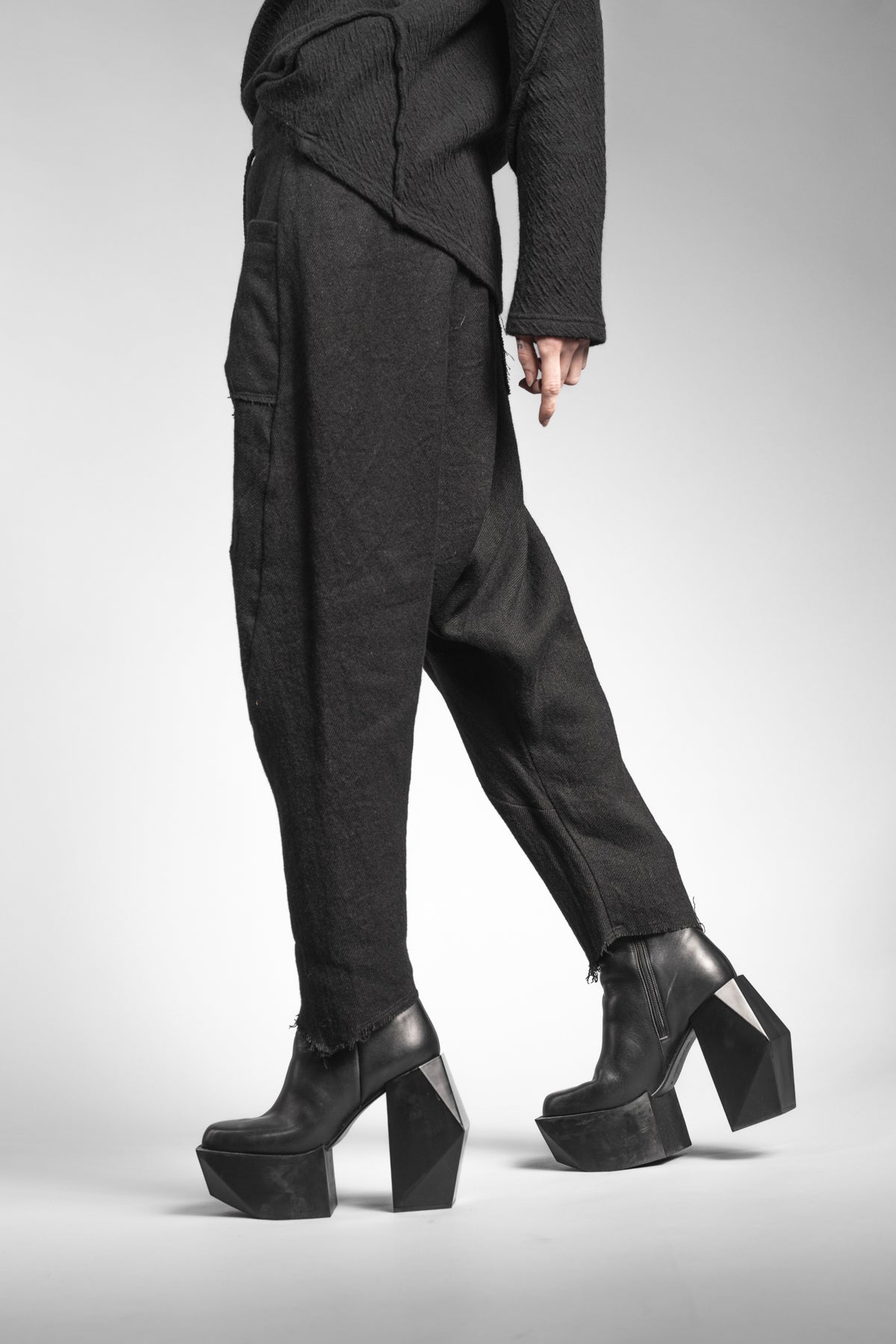 eigensinnig wien | Russell | Schwarze Designer Woll-Cropped Drop Crotch Pants