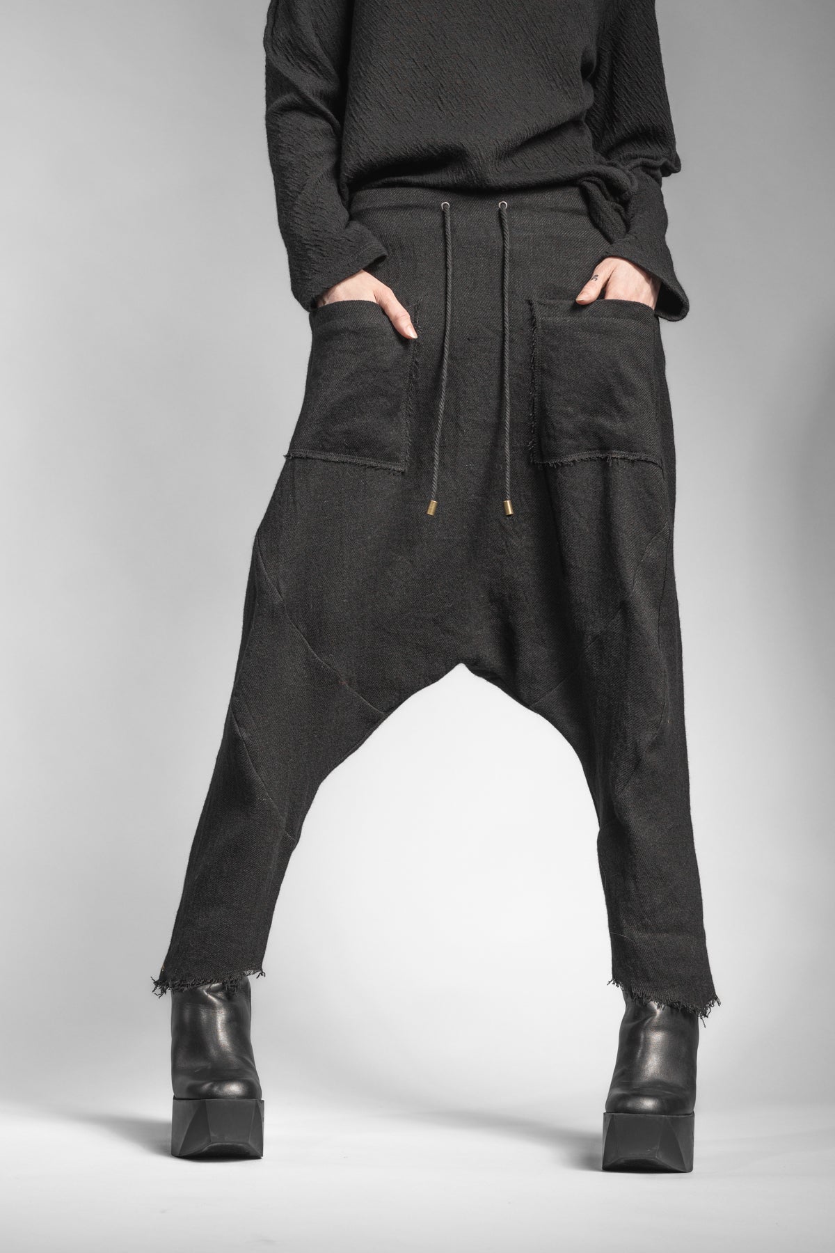 eigensinnig wien | Russell | Schwarze Designer Woll-Cropped Drop Crotch Pants