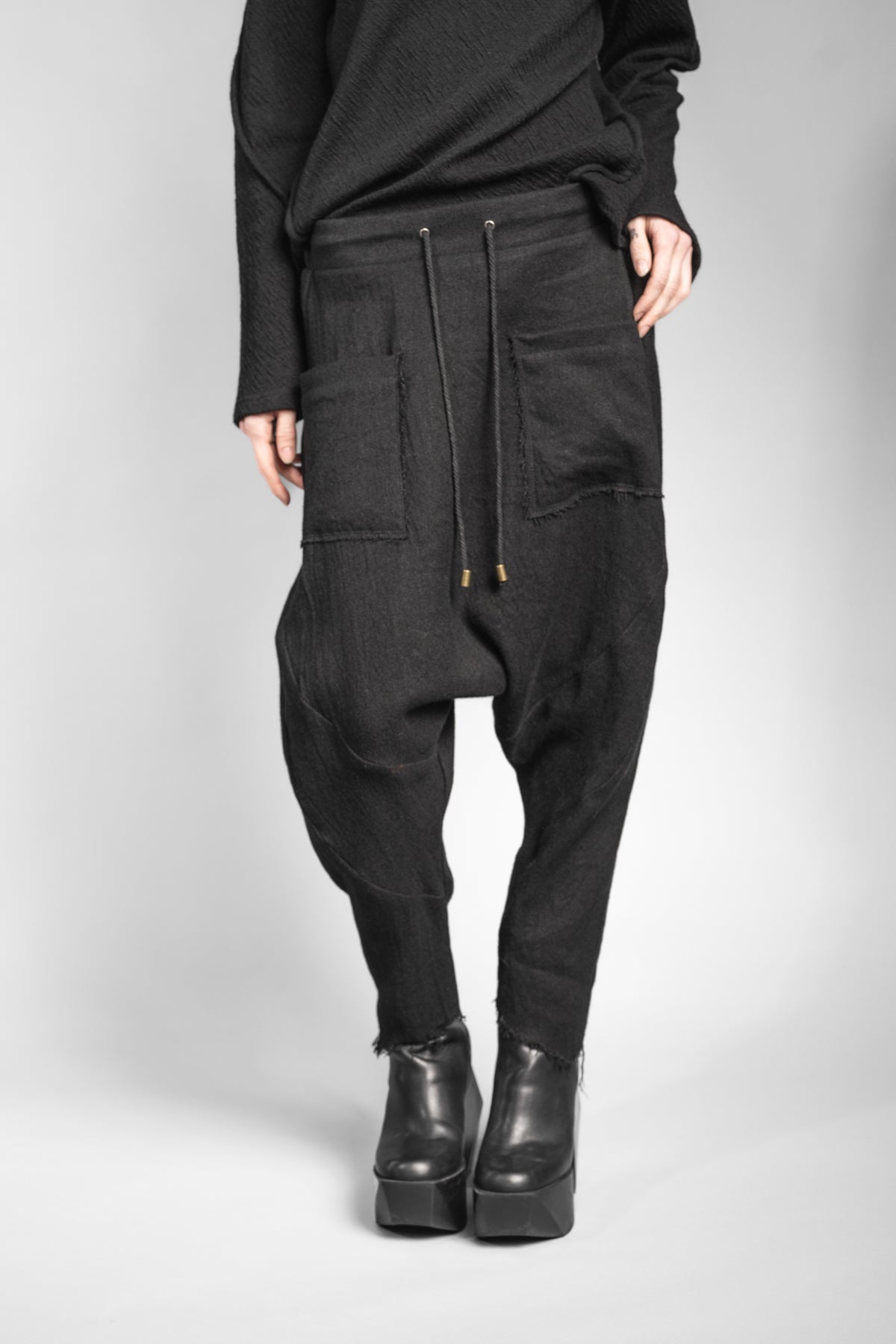 eigensinnig wien | Russell | Schwarze Designer Woll-Cropped Drop Crotch Pants