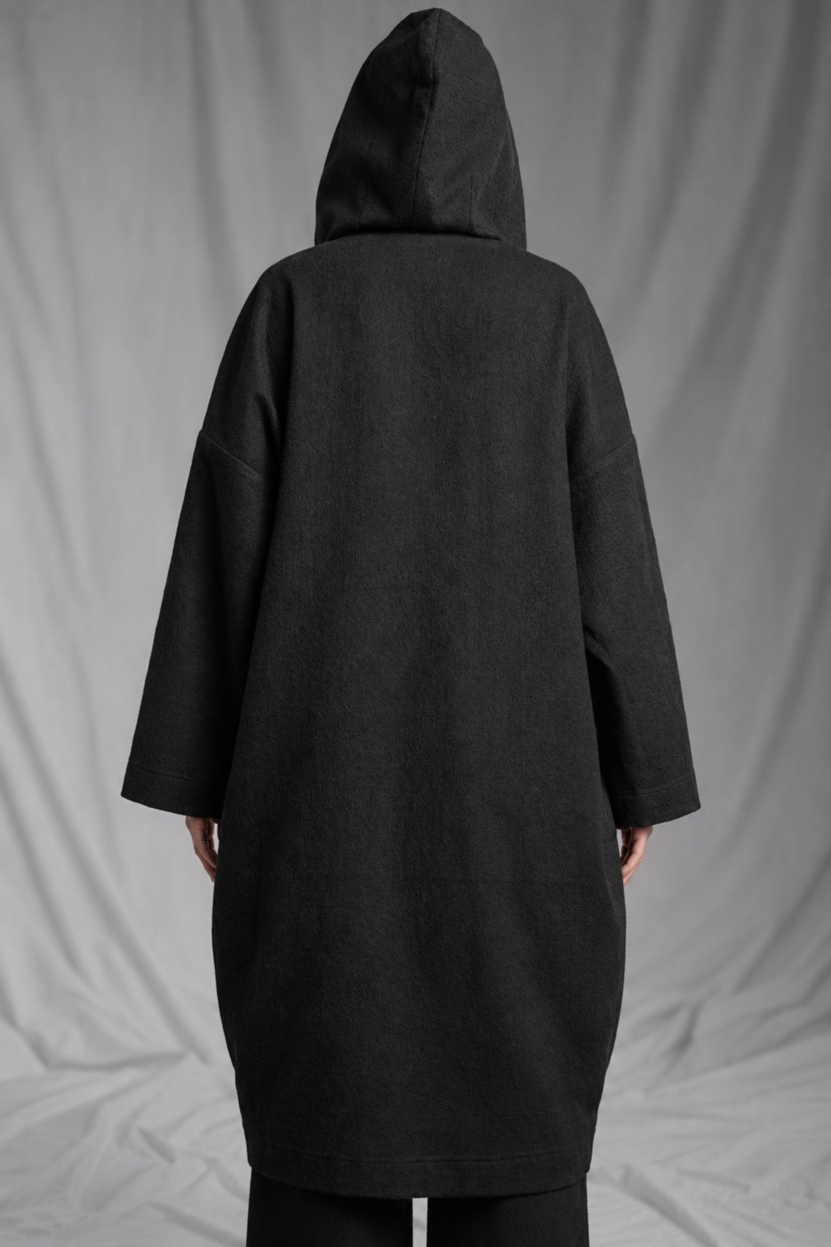 eigensinnig wien | Salzzähler | Schwarzer Designer-Oversize-Mantel mit Kapuze aus japanischem Wollmix