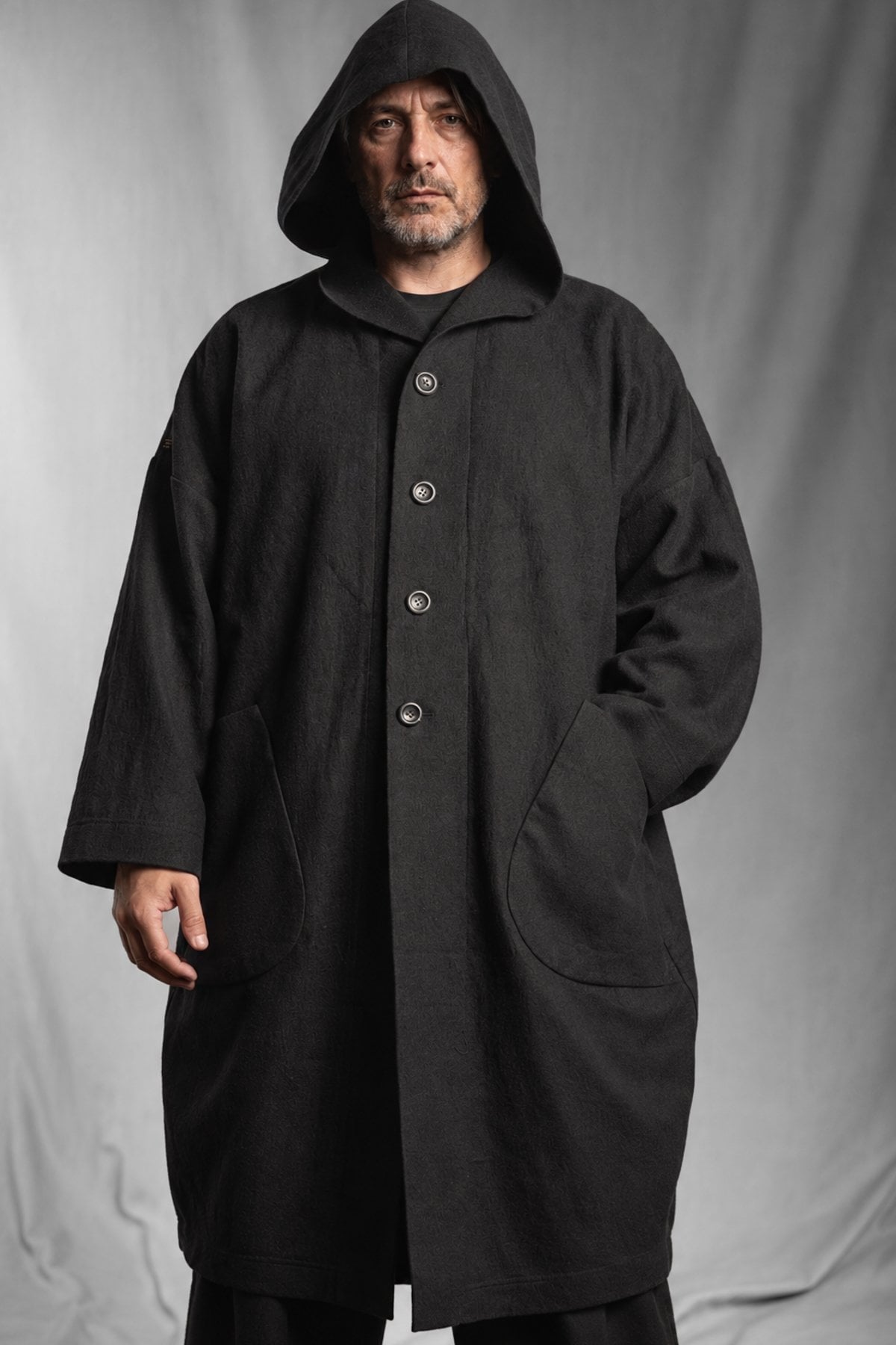 eigensinnig wien | Salzzähler | Schwarzer Designer-Oversize-Mantel mit Kapuze aus japanischem Wollmix
