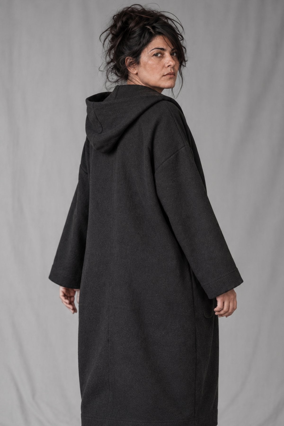 eigensinnig wien | Salzzähler | Schwarzer Designer-Oversize-Mantel mit Kapuze aus japanischem Wollmix