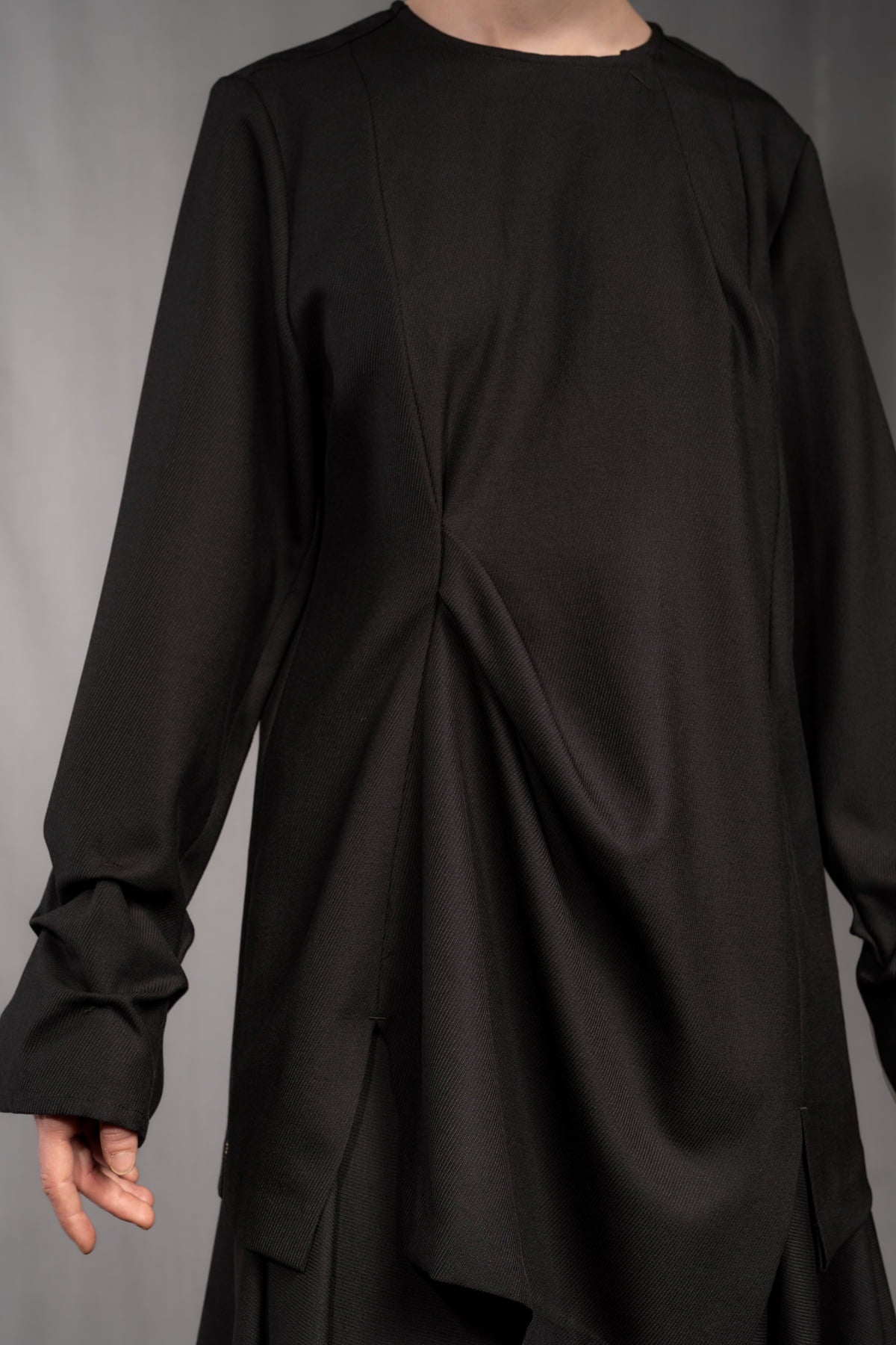 eigensinnig wien | Samain | Asymmetrisches Draped Layered Damen Langarmtop aus exklusiver Twill-Wolle in Schwarz