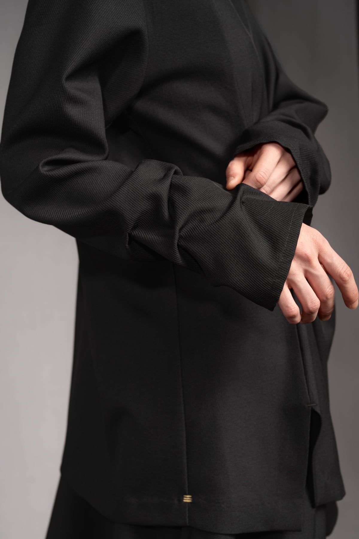 eigensinnig wien | Samain | Asymmetrisches Draped Layered Damen Langarmtop aus exklusiver Twill-Wolle in Schwarz