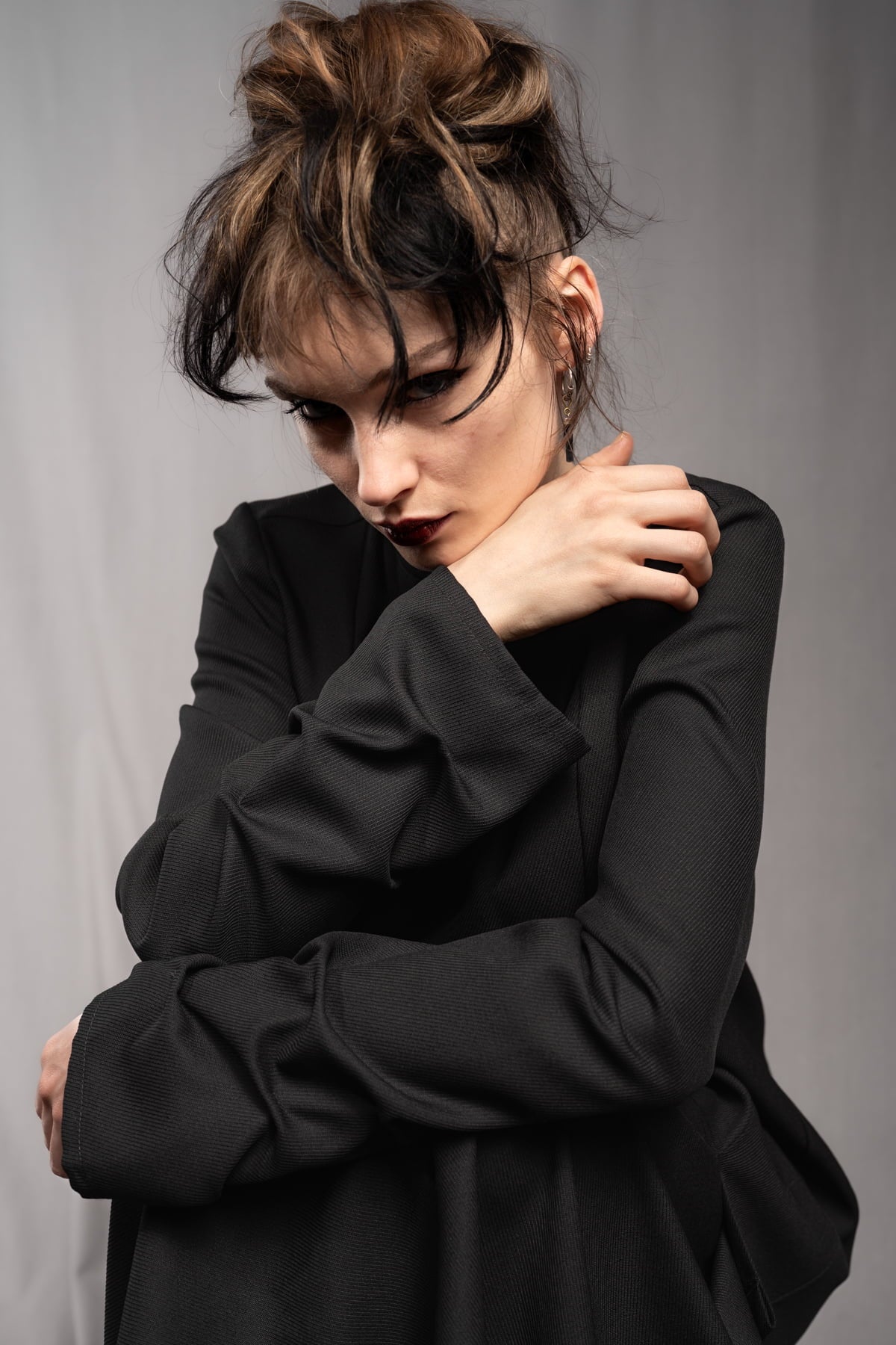 eigensinnig wien | Samain | Asymmetrisches Draped Layered Damen Langarmtop aus exklusiver Twill-Wolle in Schwarz