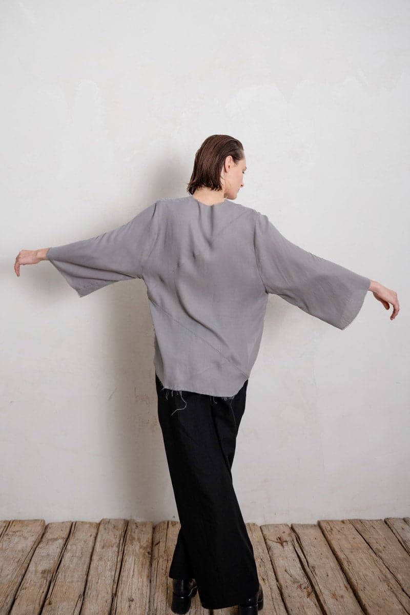 eigensinnig wien | Sartre | Einzigartige Damenbluse mit Kimono Ärmeln in grau