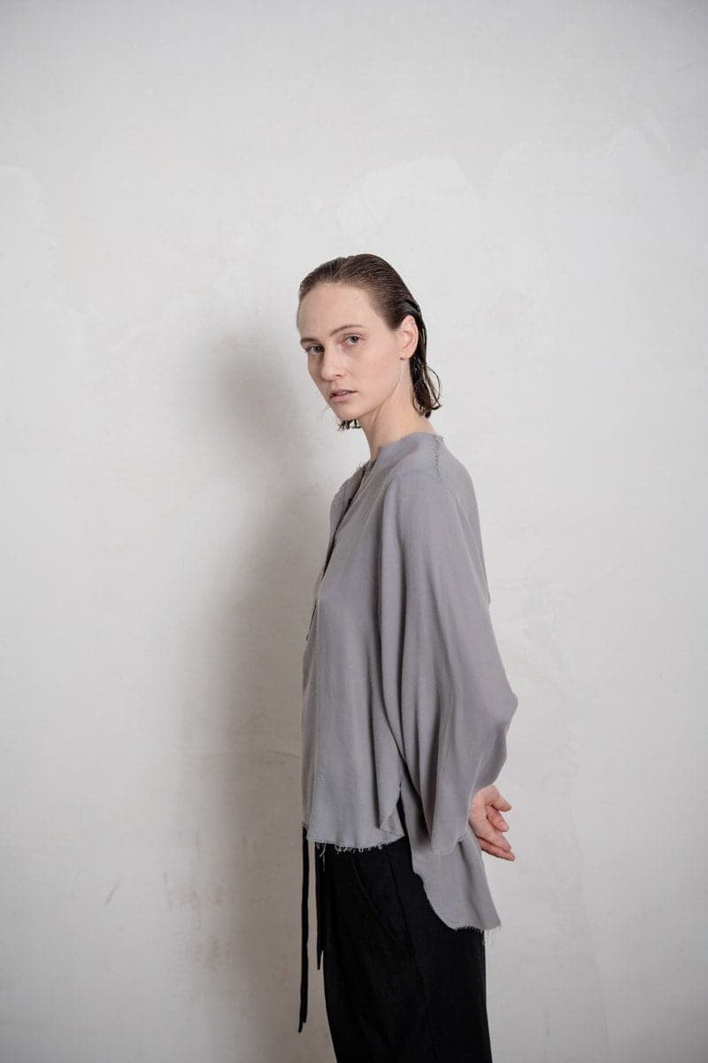 eigensinnig wien | Sartre | Einzigartige Damenbluse mit Kimono Ärmeln in grau