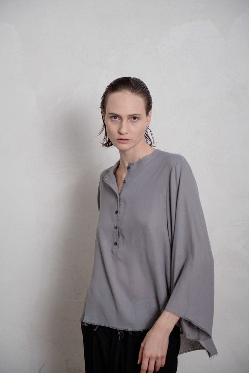 eigensinnig wien | Sartre | Einzigartige Damenbluse mit Kimono Ärmeln in grau