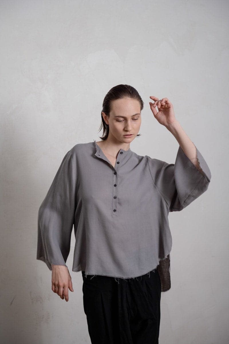 eigensinnig wien | Sartre | Einzigartige Damenbluse mit Kimono Ärmeln in grau