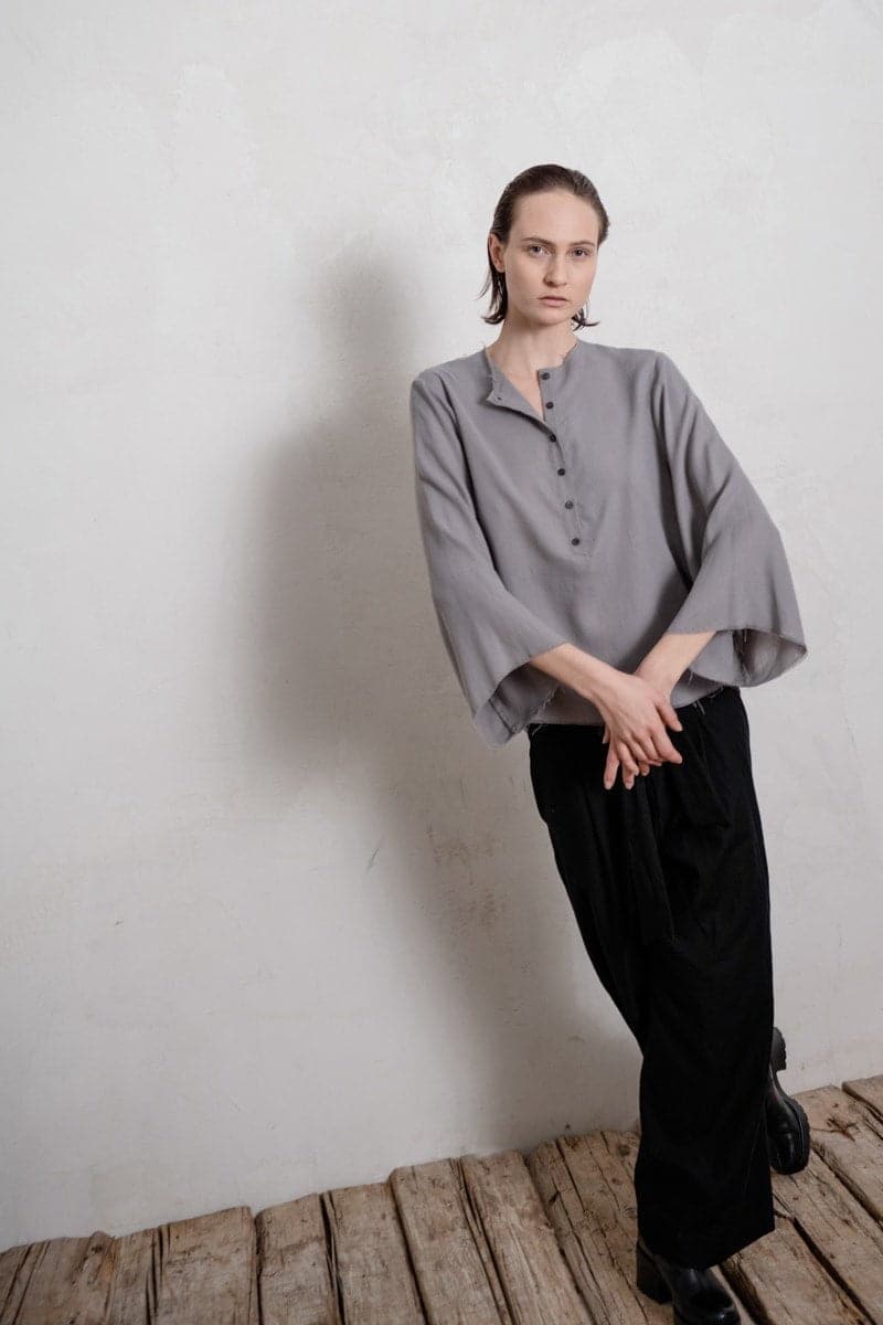 eigensinnig wien | Sartre | Einzigartige Damenbluse mit Kimono Ärmeln in grau