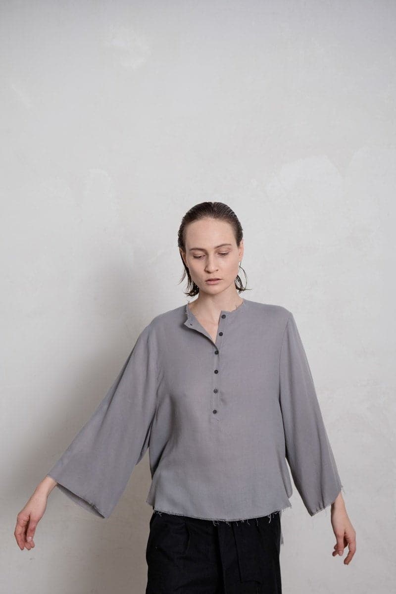 eigensinnig wien | Sartre | Einzigartige Damenbluse mit Kimono Ärmeln in grau